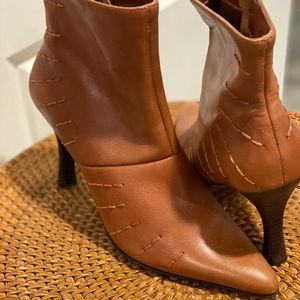 Brown pointed toe leader boots